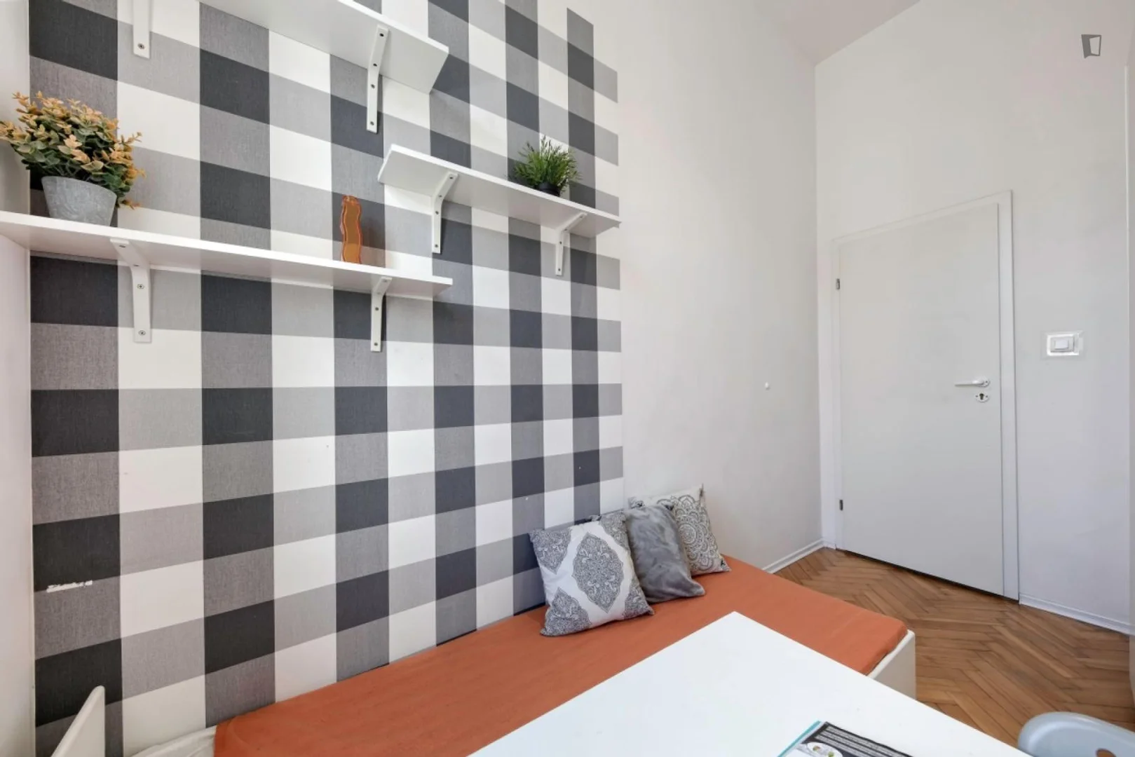 Quarto de estudante em com área de estudo e instalações partilhadas