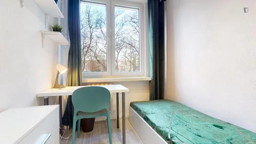 Habitación en alquiler con cama doble {area}