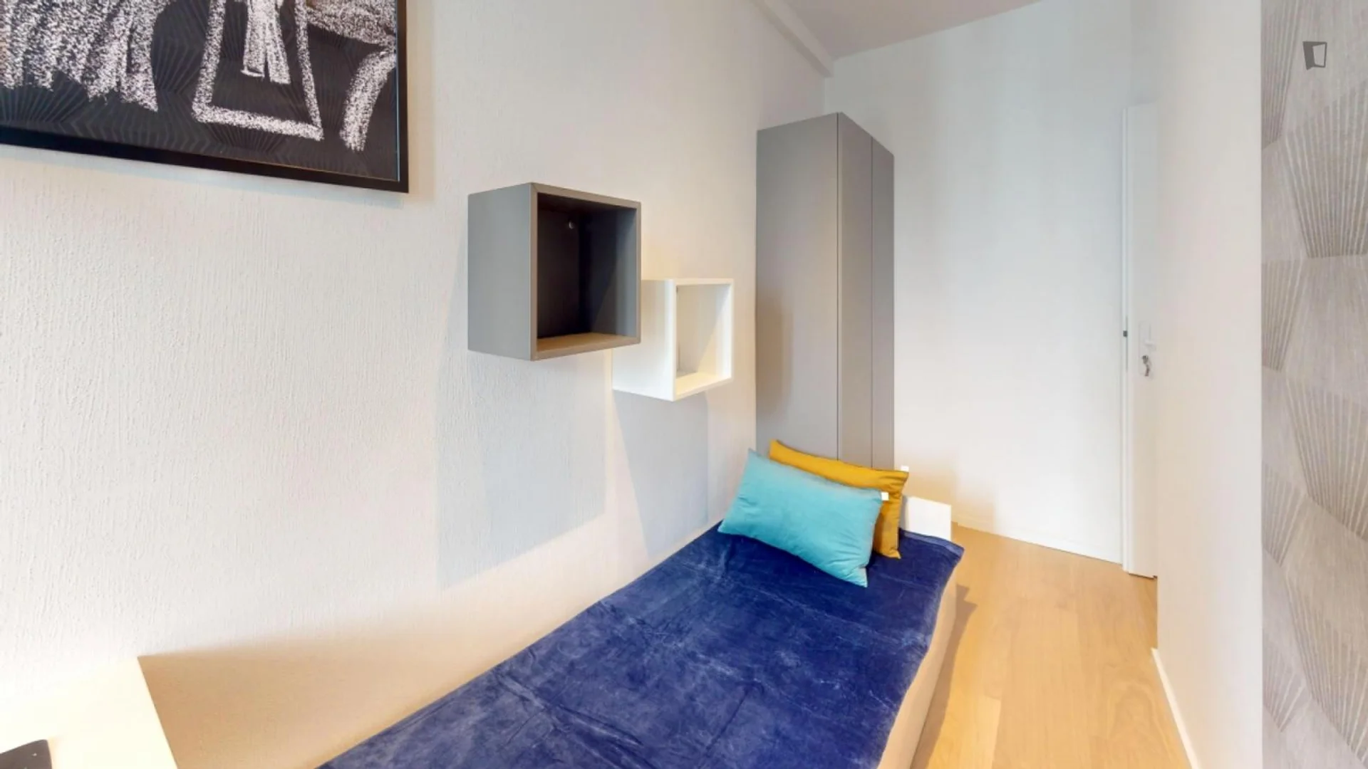 Quarto acessível para estudantes com iluminação ampla em