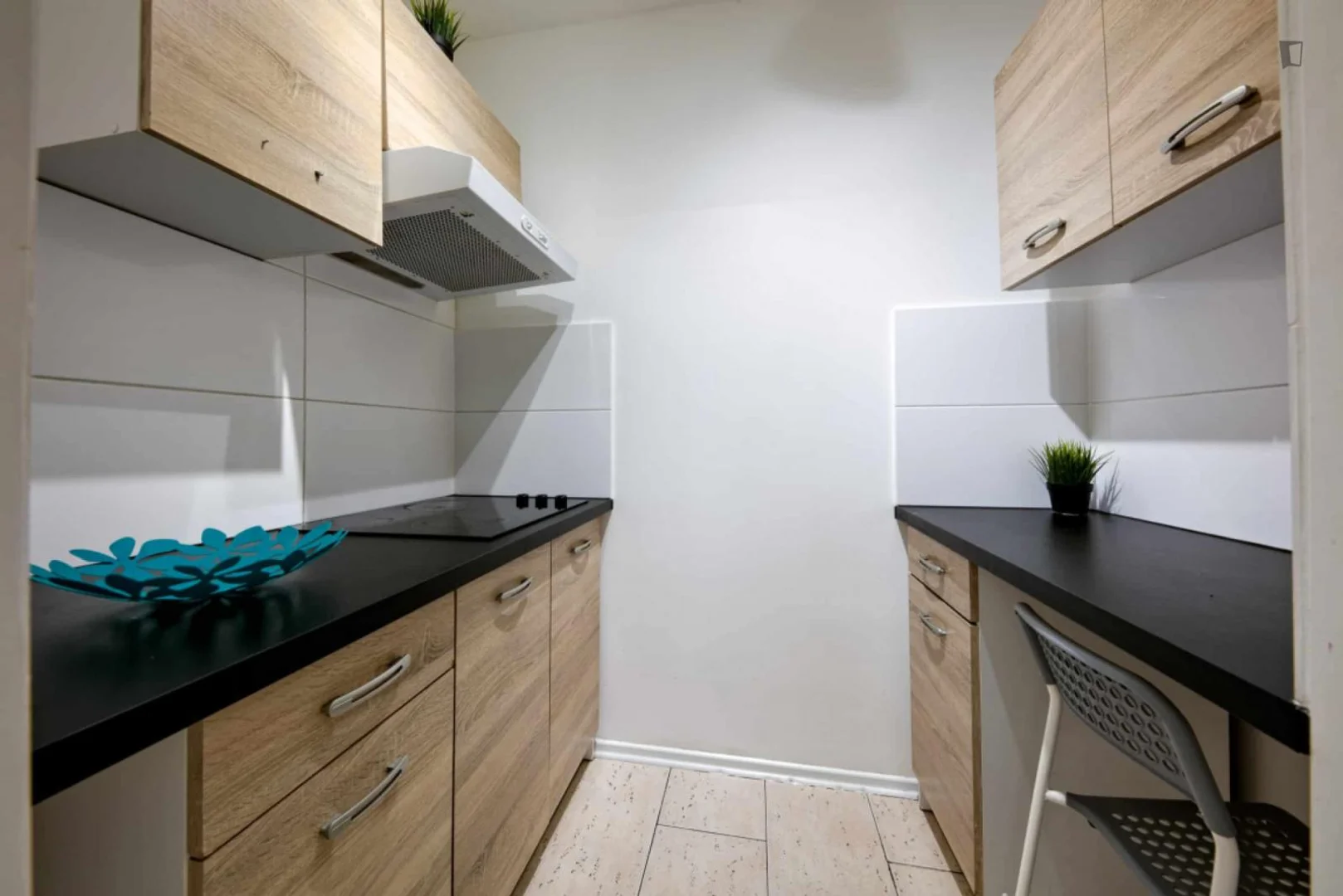 Quarto de estudante confortável e espaçoso em