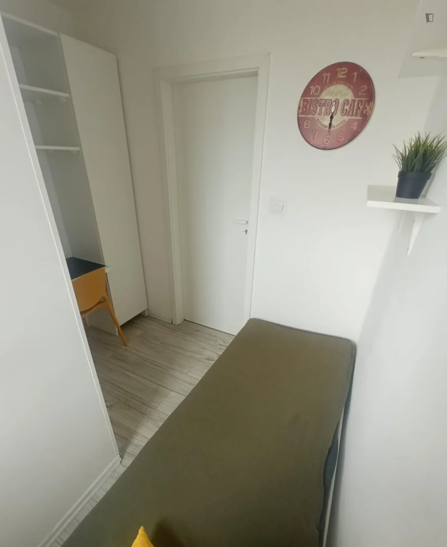 Quarto de estudante económico com localização conveniente em 