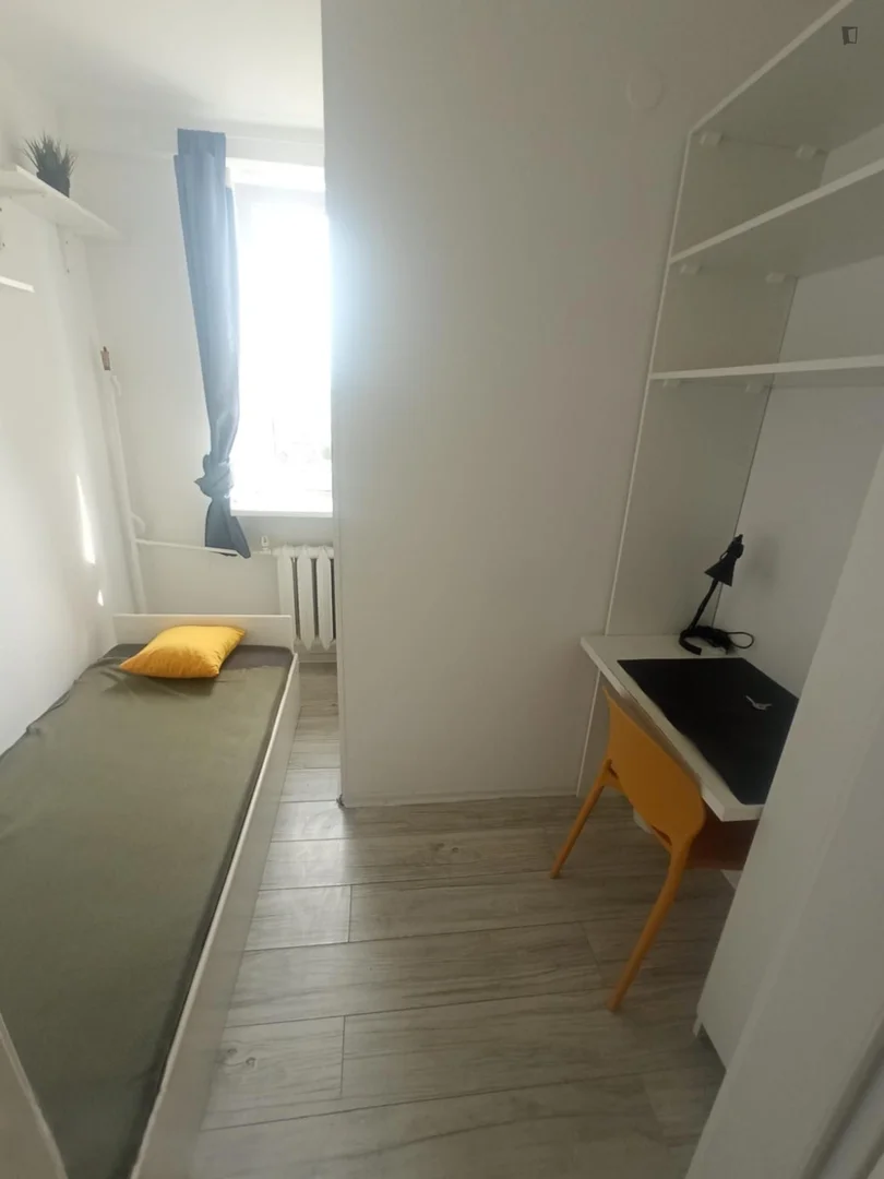Quarto de estudante económico perto do campus em 