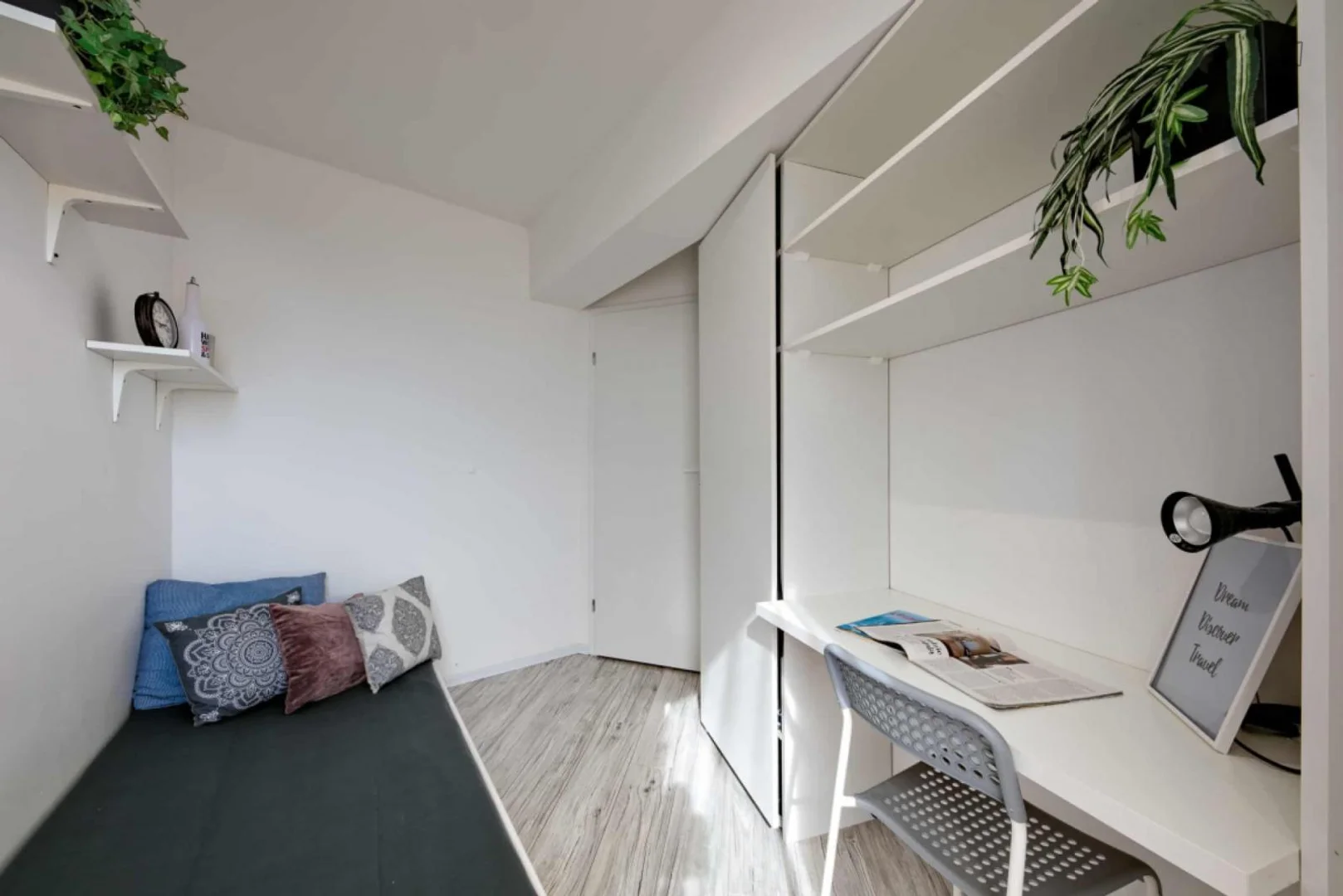 Quarto de estudante económico com localização conveniente em