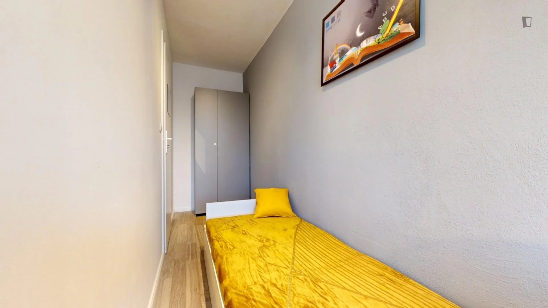 Quarto para alugar em apartamento de estudantes em , totalmente mobilado