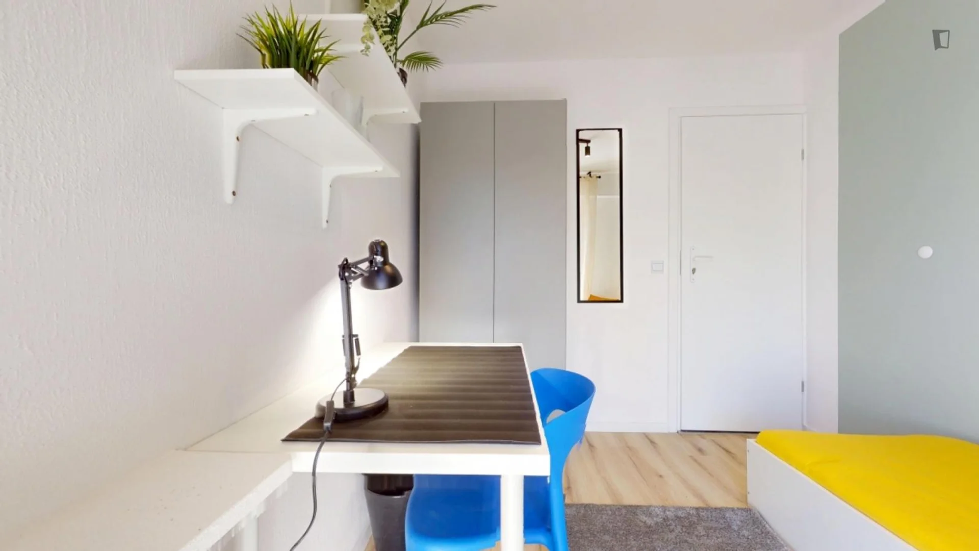 Quarto para alugar em apartamento de estudantes em , totalmente mobilado