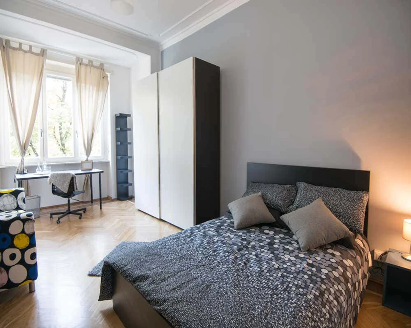 Chambre abordable pour les étudiants avec un bon éclairage dans