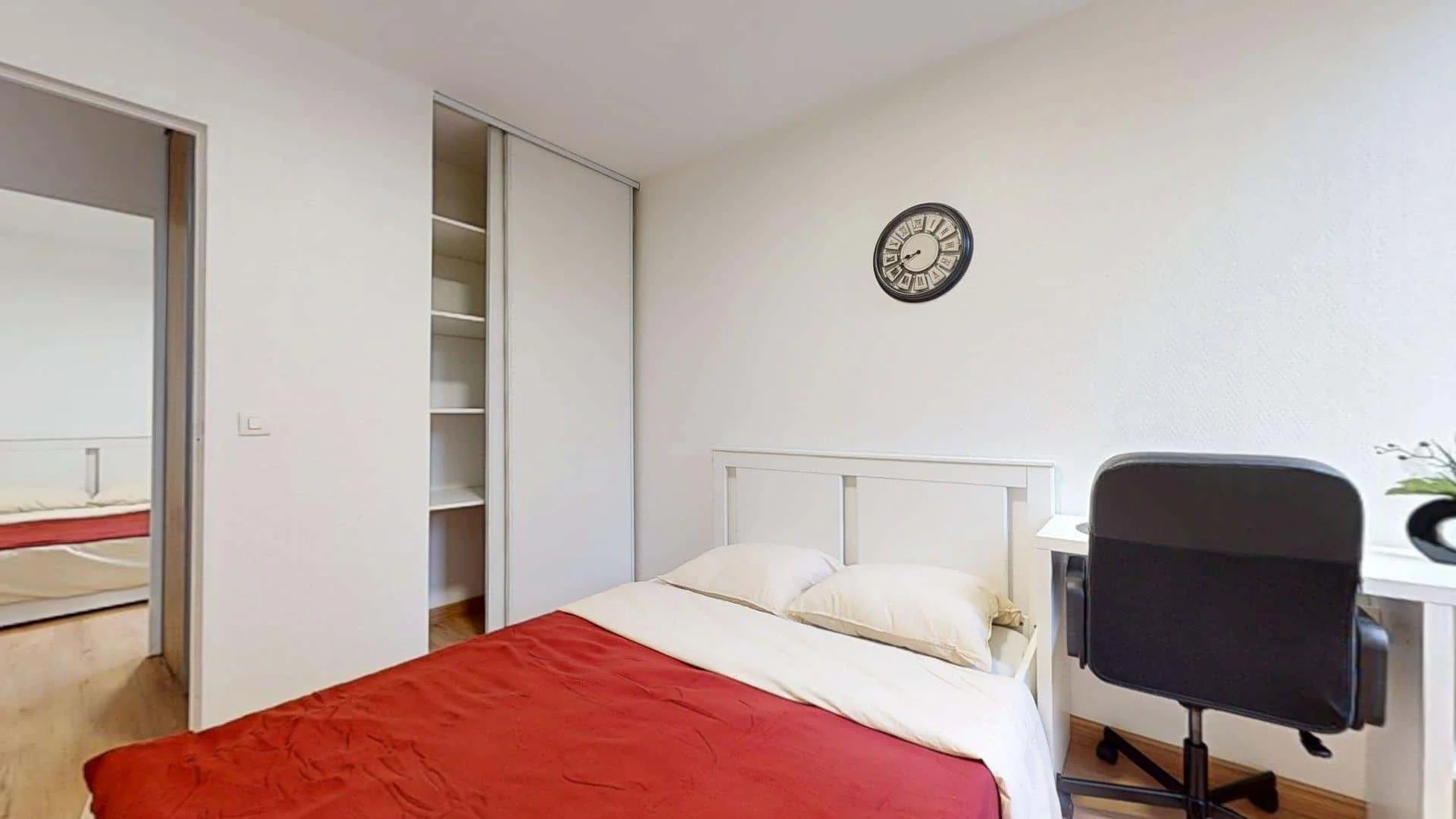 Habitación estudiantil luminosa y aireada con fácil acceso a la universidad en 