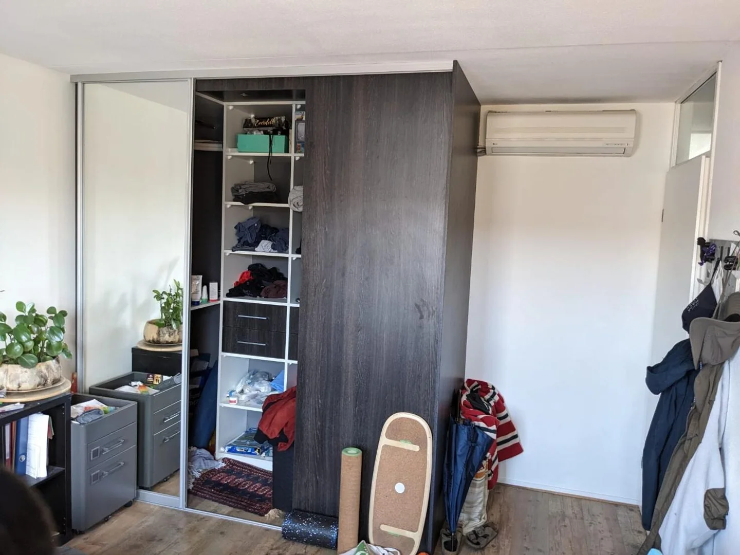 Habitación estudiantil funcional perfecta para estudiar en 