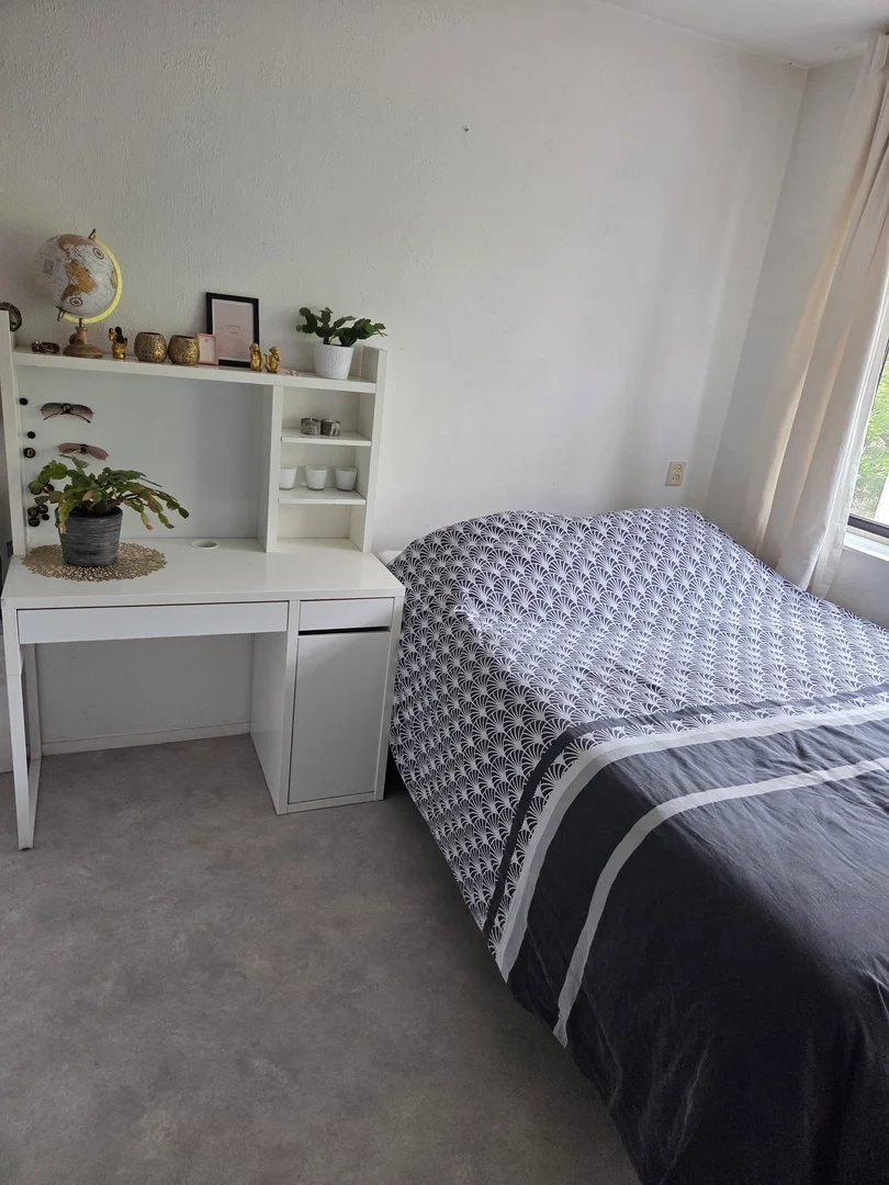 Economical student room with convenient location in 
