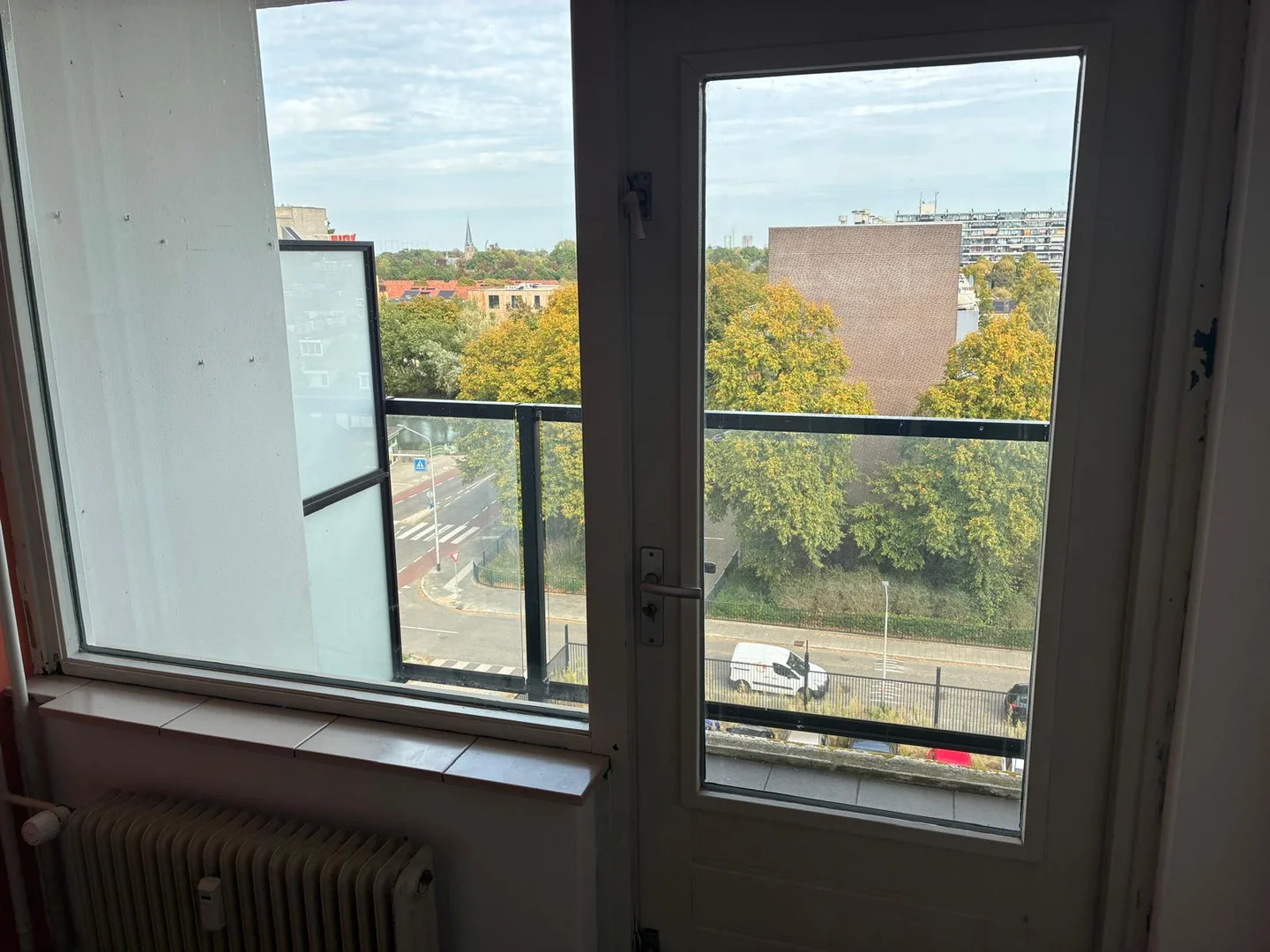Habitación estudiantil funcional perfecta para estudiar en 
