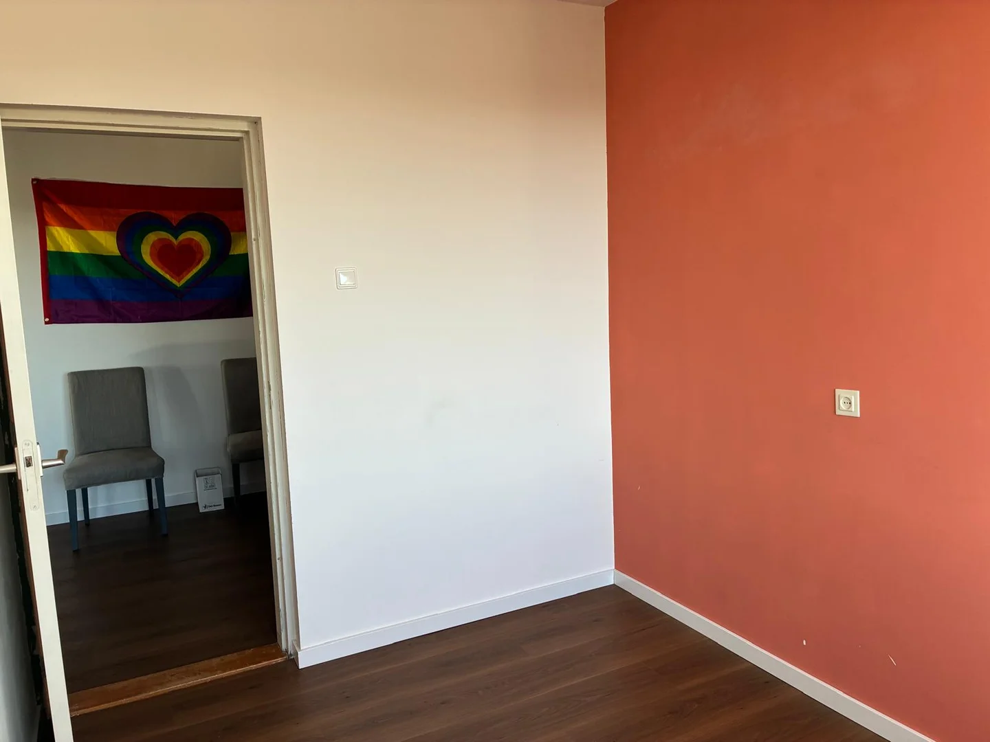 Habitación estudiantil luminosa y aireada con fácil acceso a la universidad en 
