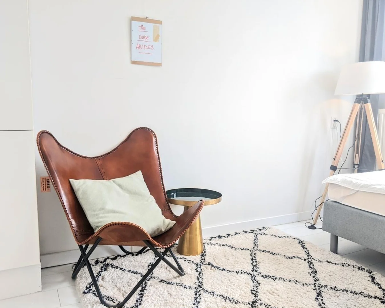 Quarto acessível para estudantes com iluminação ampla em 
