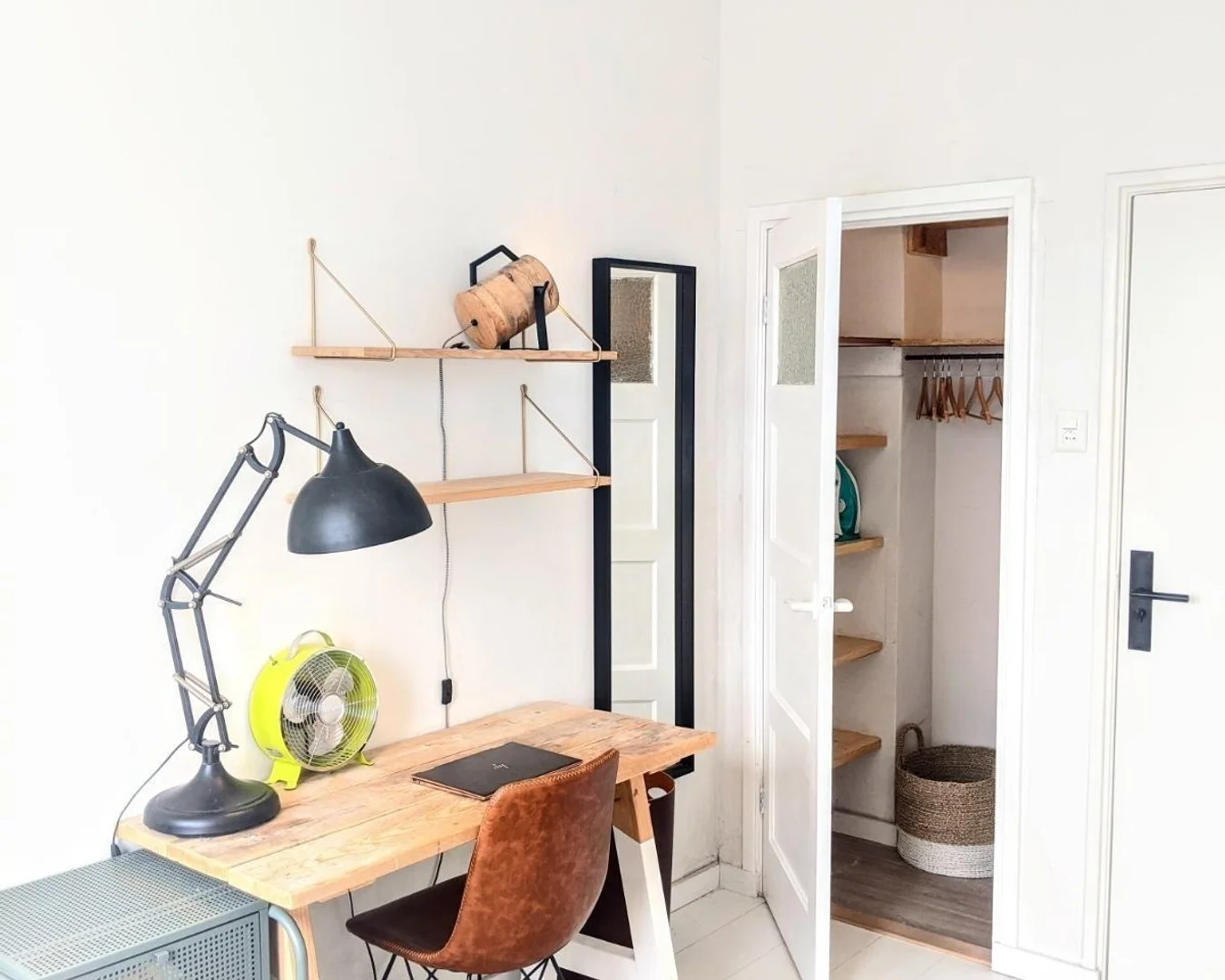 Quarto de estudante em  com área de estudo e instalações partilhadas