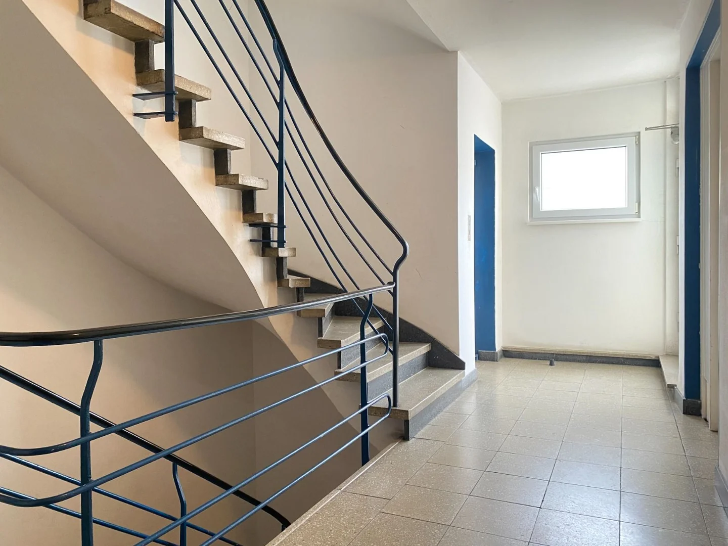 Habitación estudiantil funcional perfecta para estudiar en 