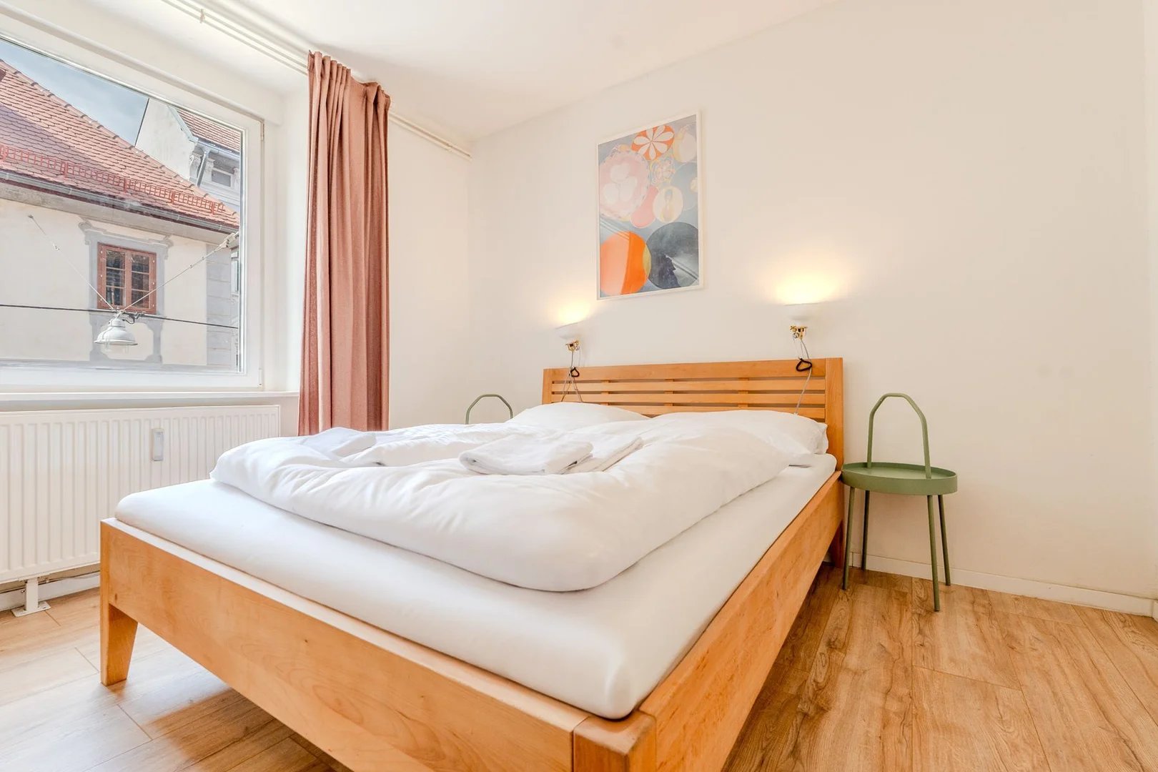 Habitación estudiantil luminosa y aireada con fácil acceso a la universidad en 