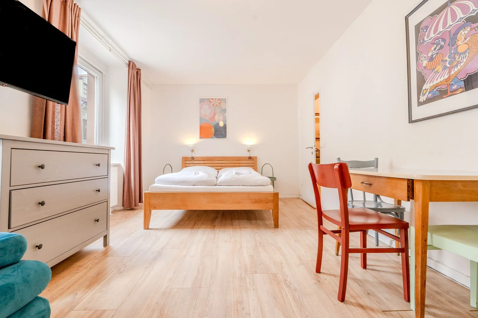 Habitación estudiantil funcional perfecta para estudiar en 