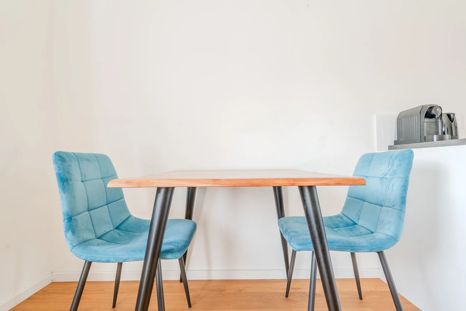 Habitación estudiantil funcional perfecta para estudiar en 