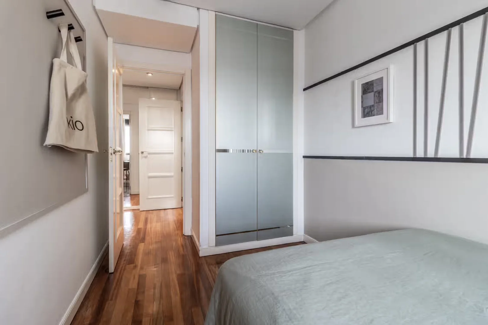 Bright and airy student room with easy university access in 