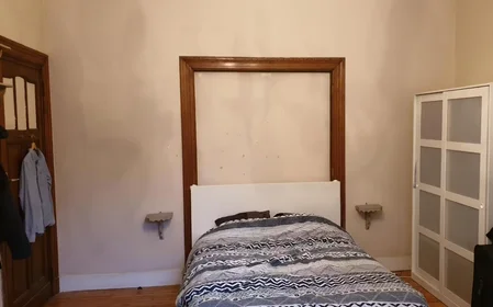 Quarto iluminado em {area}