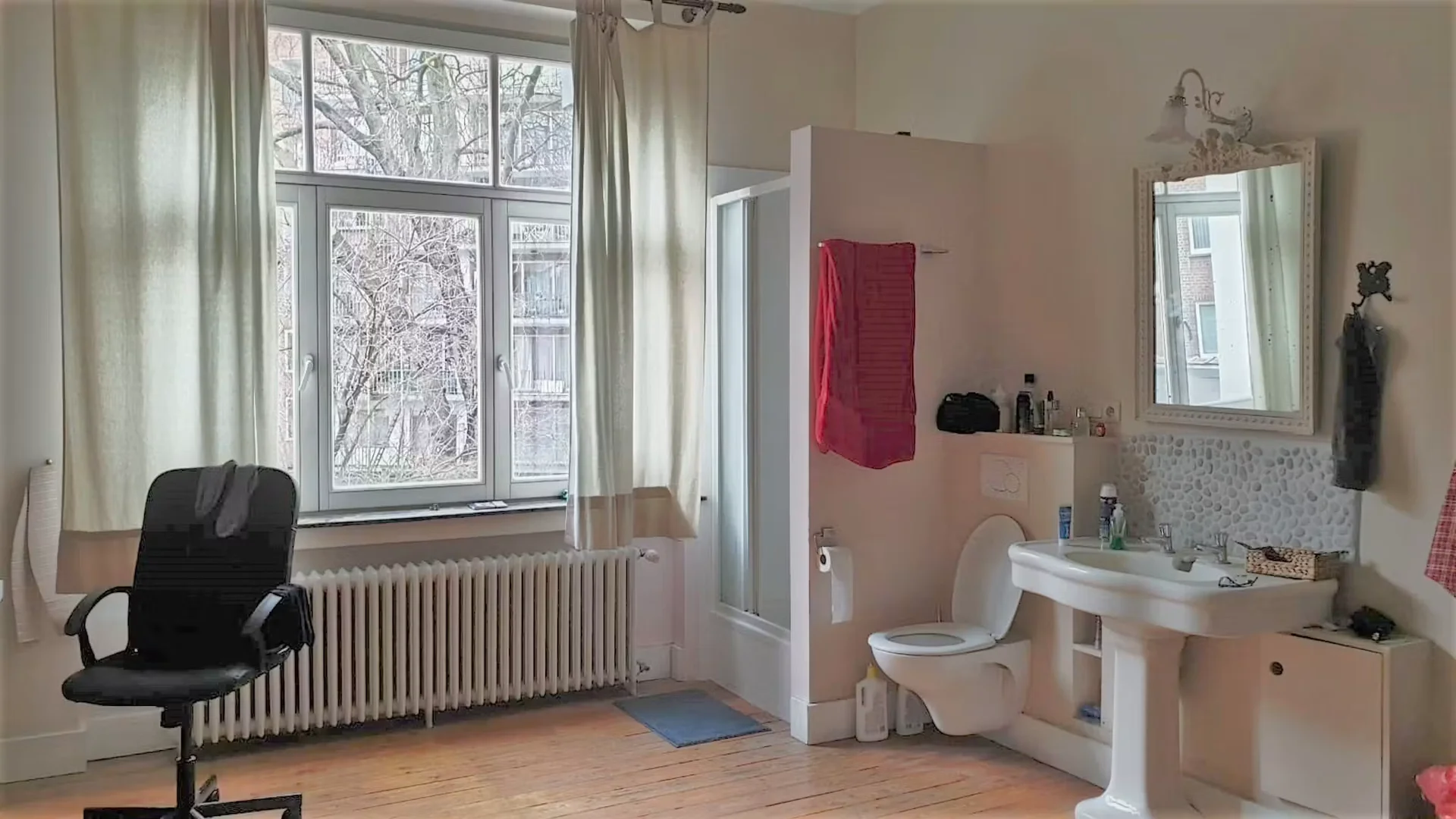 Quarto acessível para estudantes com iluminação ampla em