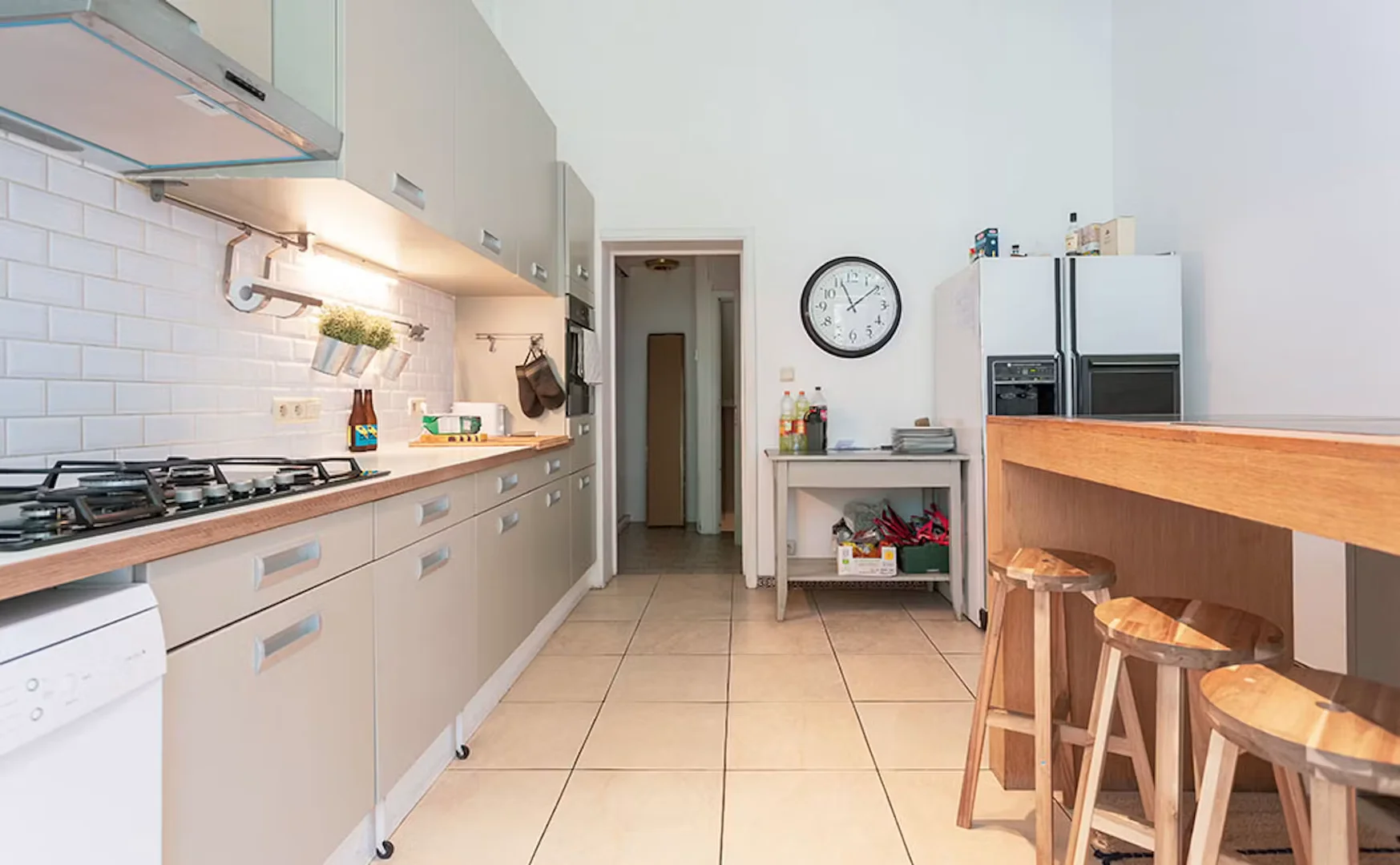 Quarto de estudante confortável e espaçoso em