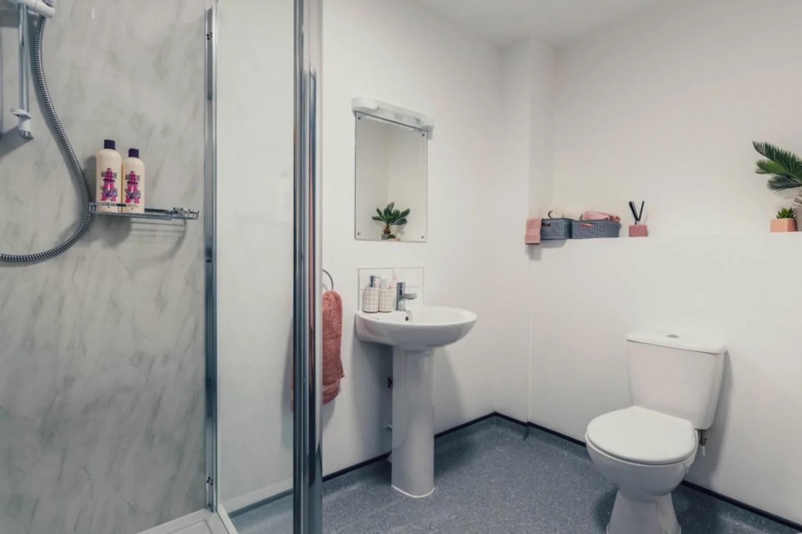 Habitación para estudiantes en  con área de estudio y facilidades compartidas