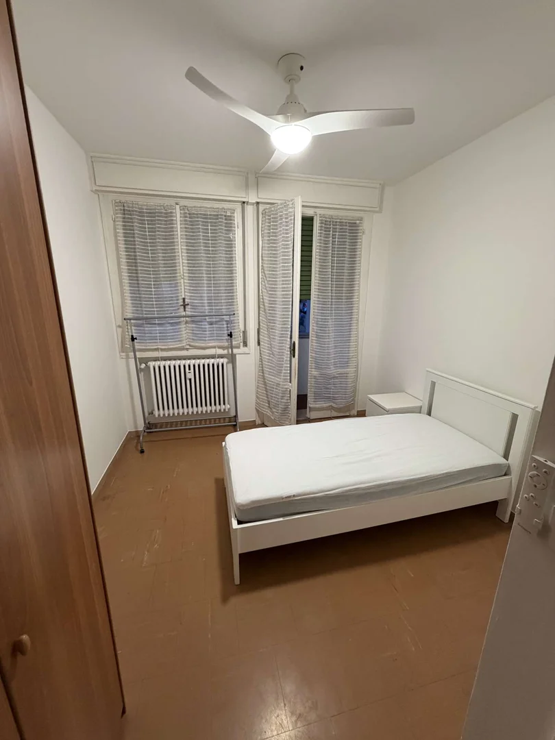 Habitación acogedora para estudiantes disponible en