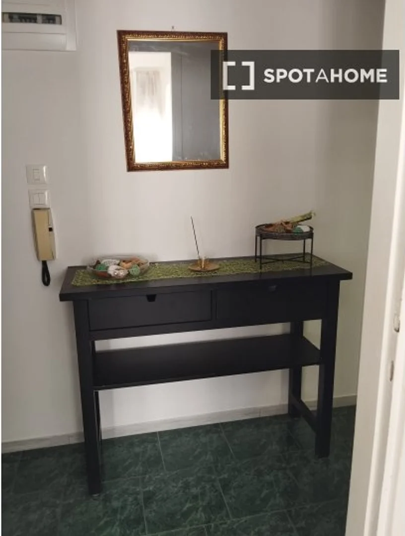 Habitación asequible para estudiantes con buena iluminación en