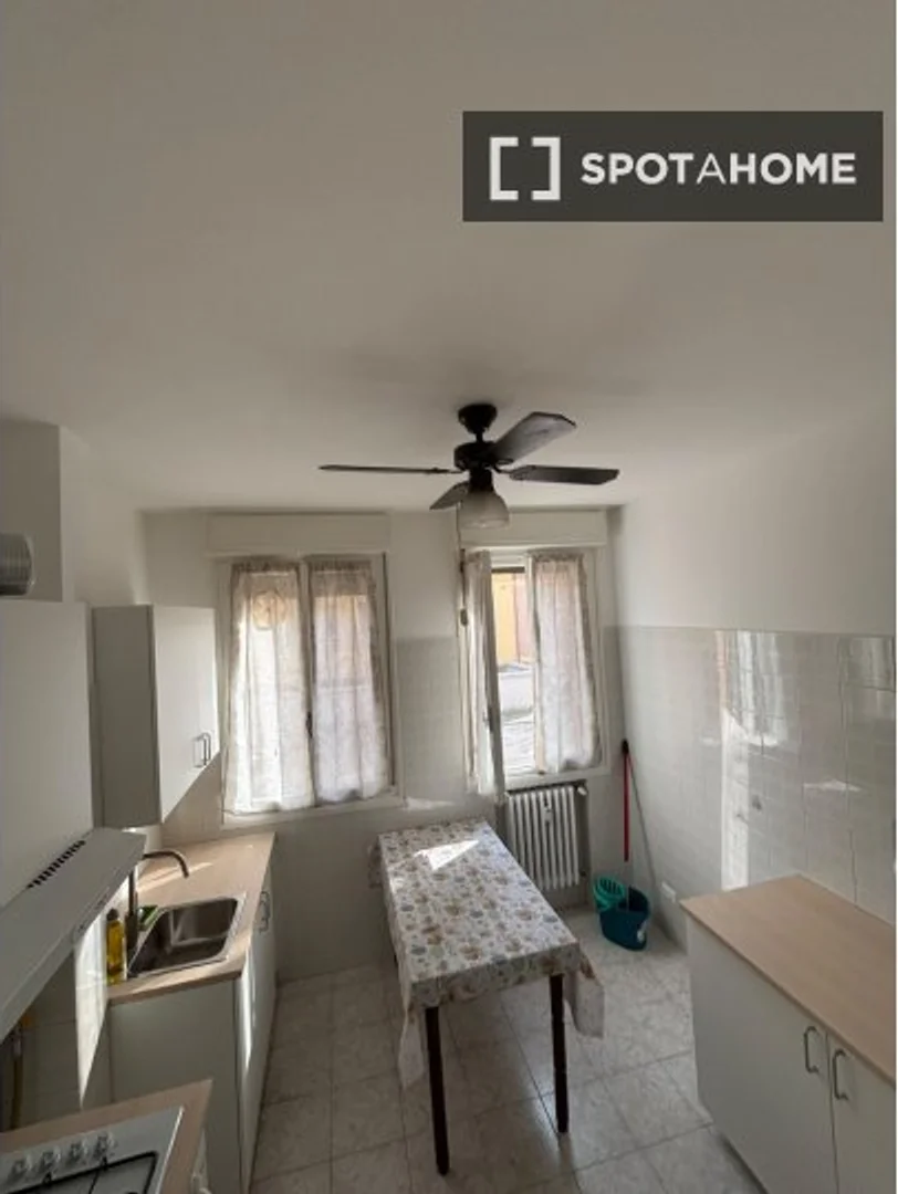 Habitación estudiantil amplia y cómoda en