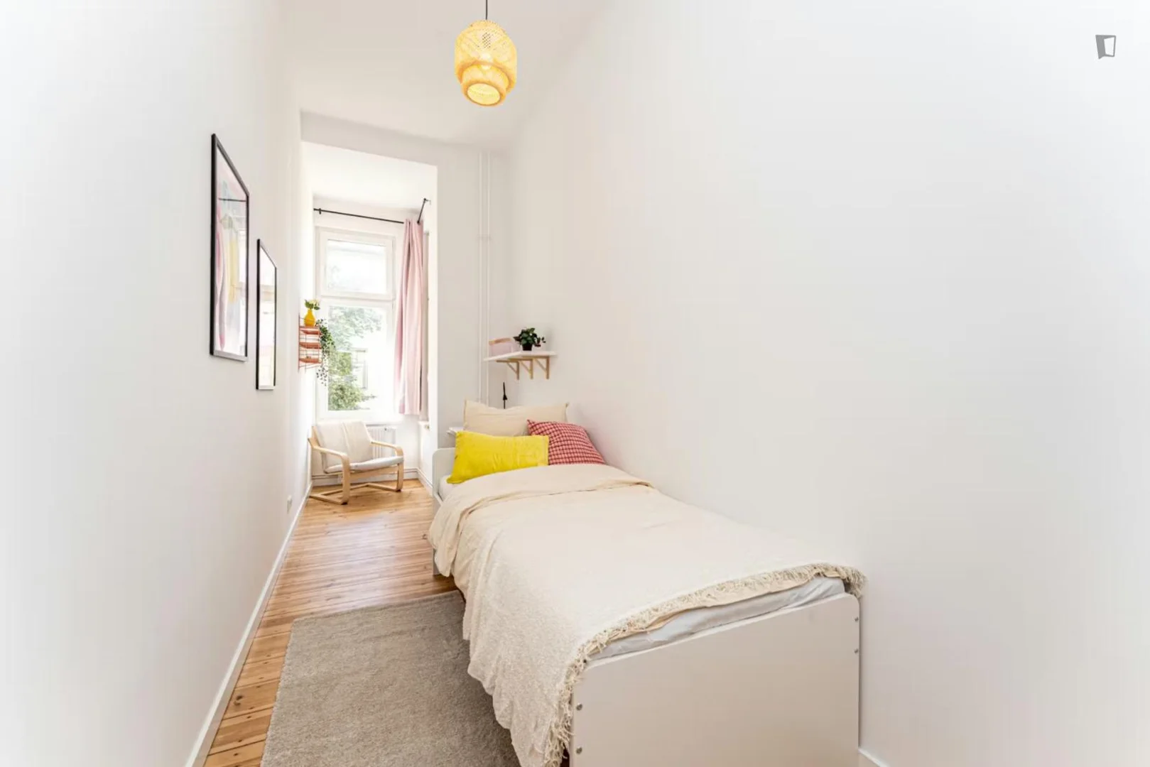 Chambre abordable pour les étudiants avec un bon éclairage dans 