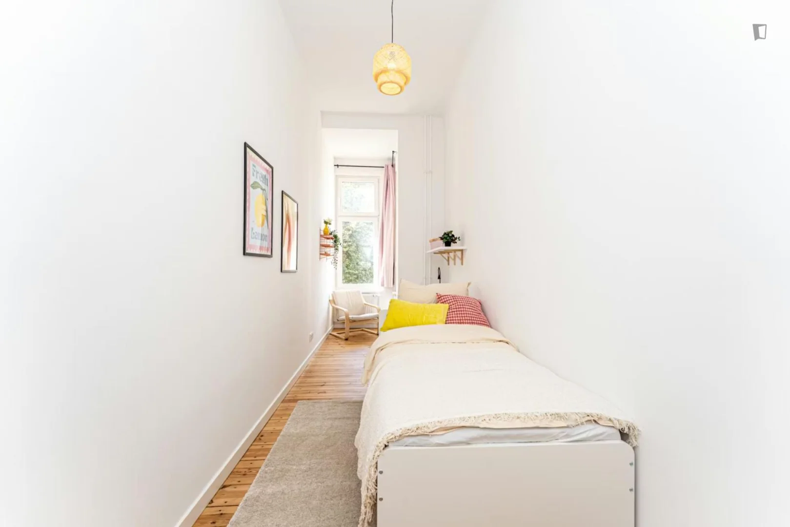 Chambre confortable pour étudiants disponible dans 