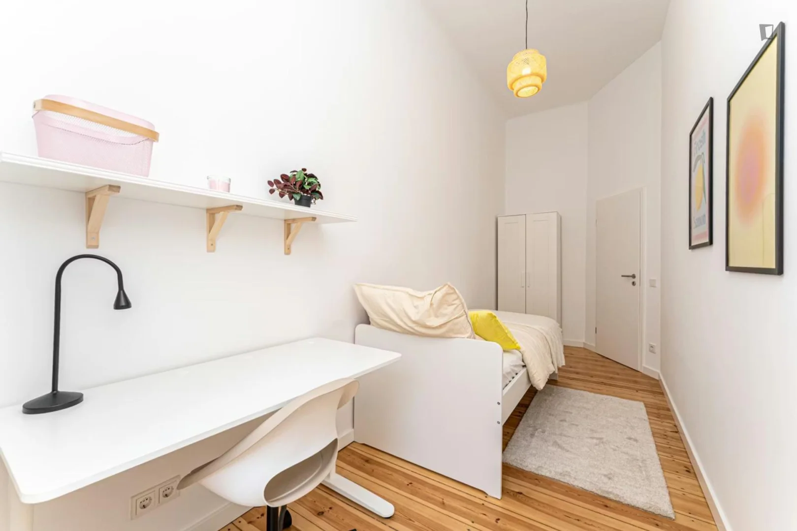 Chambre d'étudiant à  avec espace d'étude et installations communes