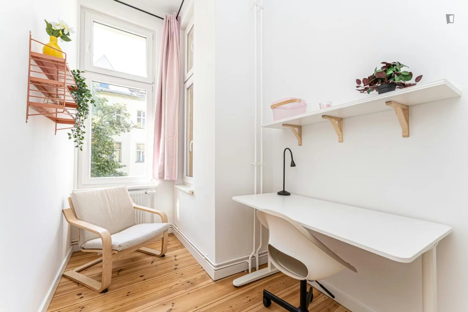 Chambre d'étudiant à  avec espace d'étude et installations communes
