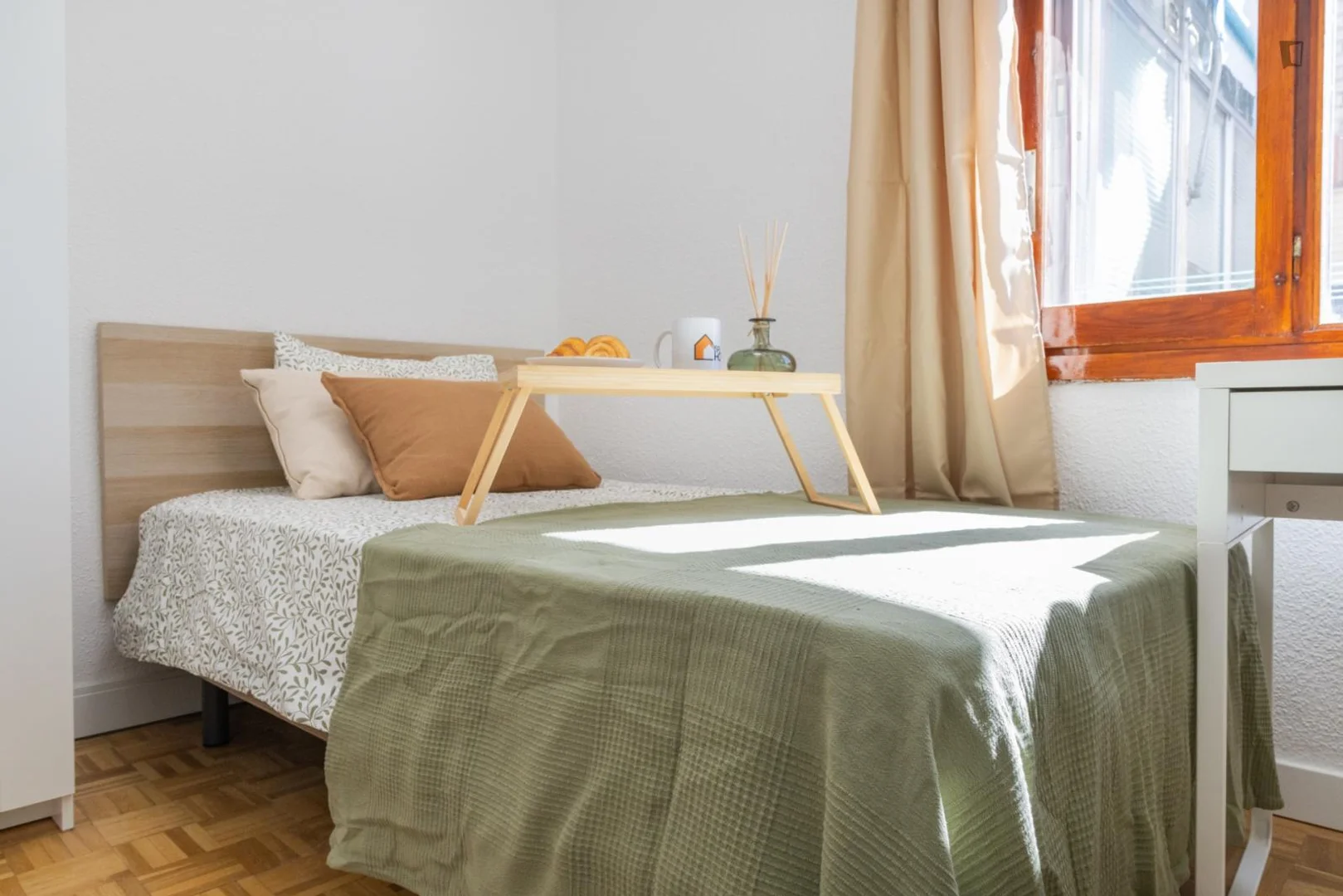 Quarto acessível para estudantes com iluminação ampla em 