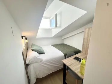 Quarto privado em residência em C. del Petirrojo, imagem 1 de 49