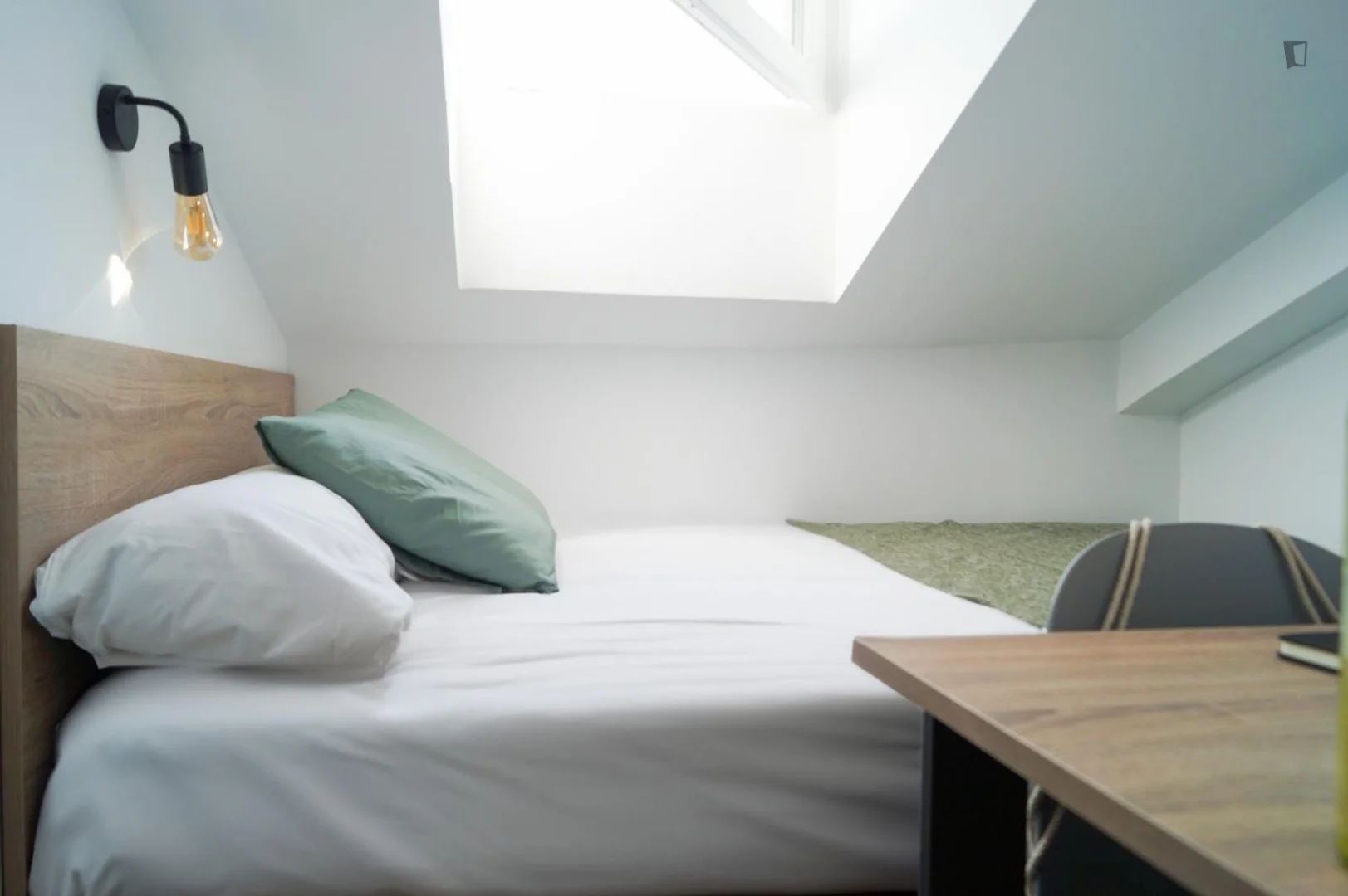 Quarto de estudante luminoso e arejado com acesso fácil à universidade em