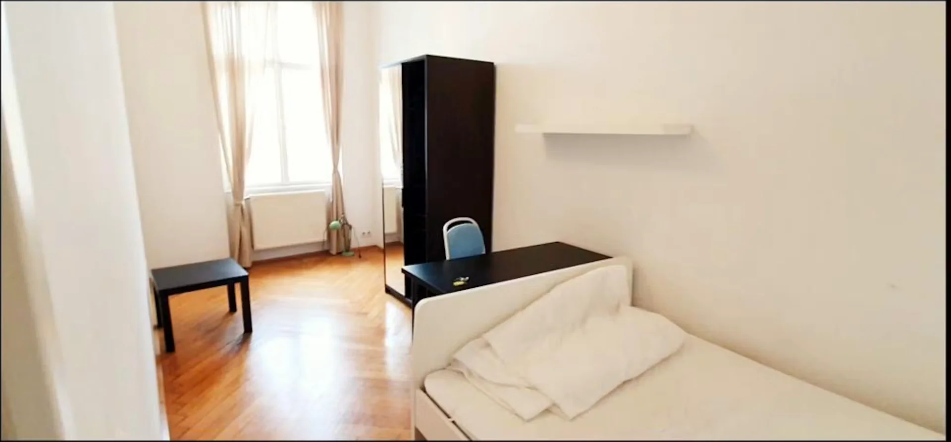 Chambre d'étudiant économique avec emplacement pratique dans