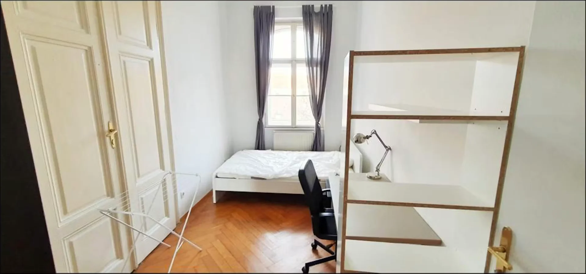 Chambre d'étudiant économique avec emplacement pratique dans