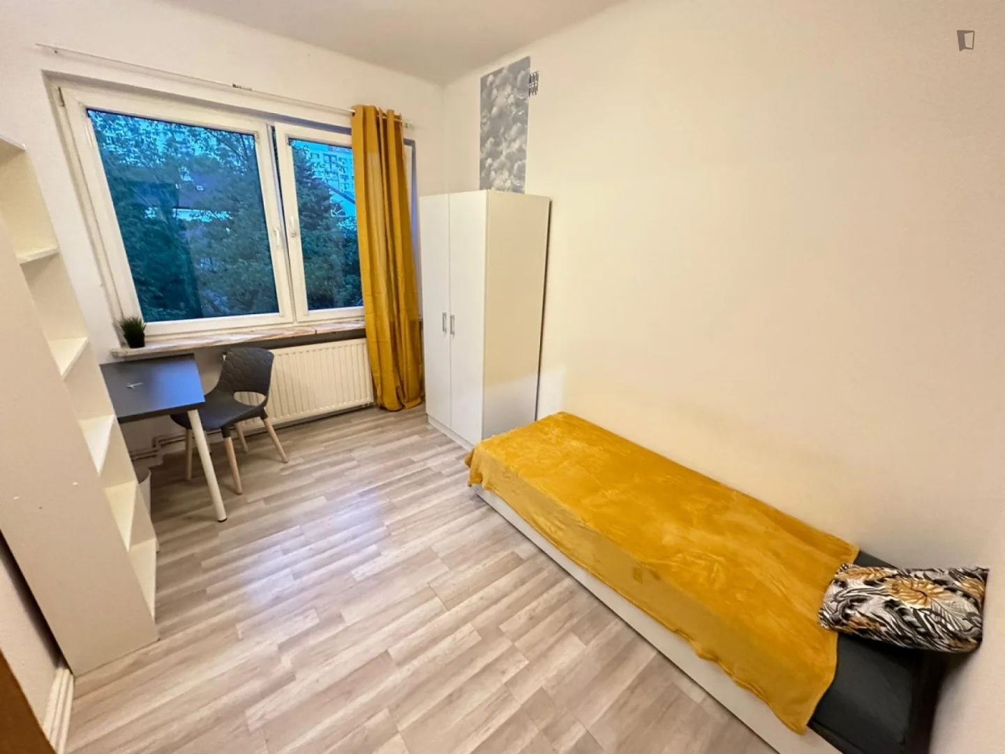 Camera per studenti in con area studio e servizi in comune