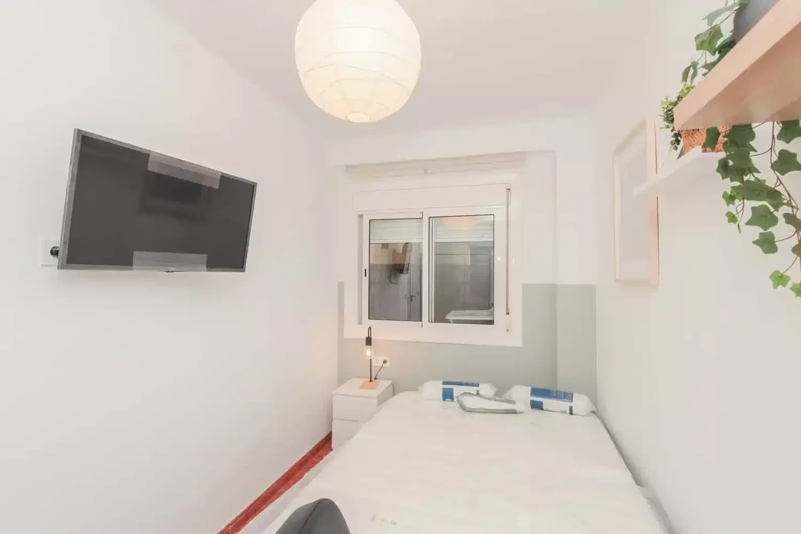 Chambre d'étudiant lumineuse et aérée avec accès facile à l'université dans