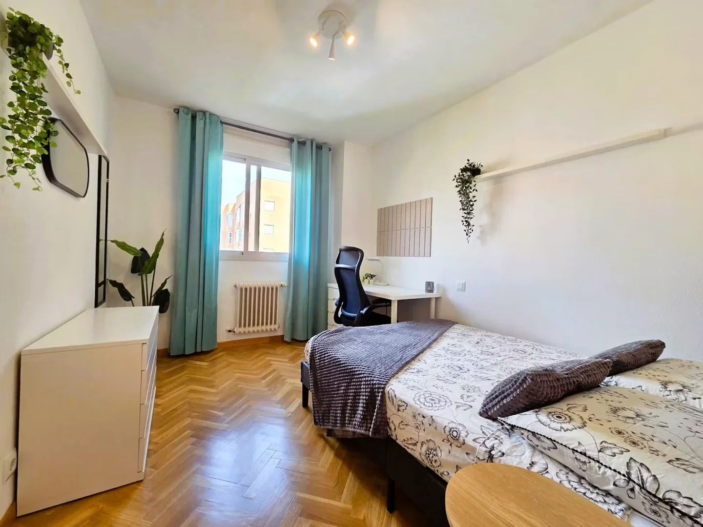 Quarto de estudante em com área de estudo e instalações partilhadas