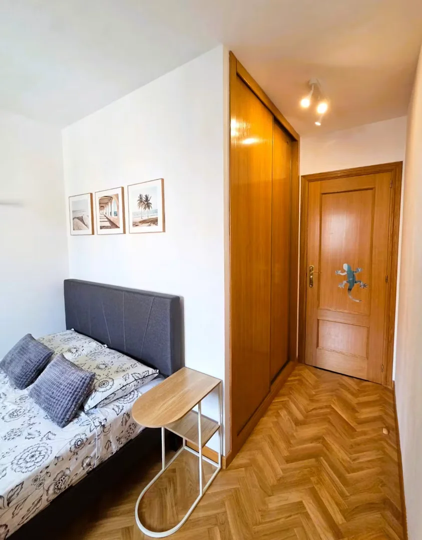 Quarto de estudante em com área de estudo e instalações partilhadas