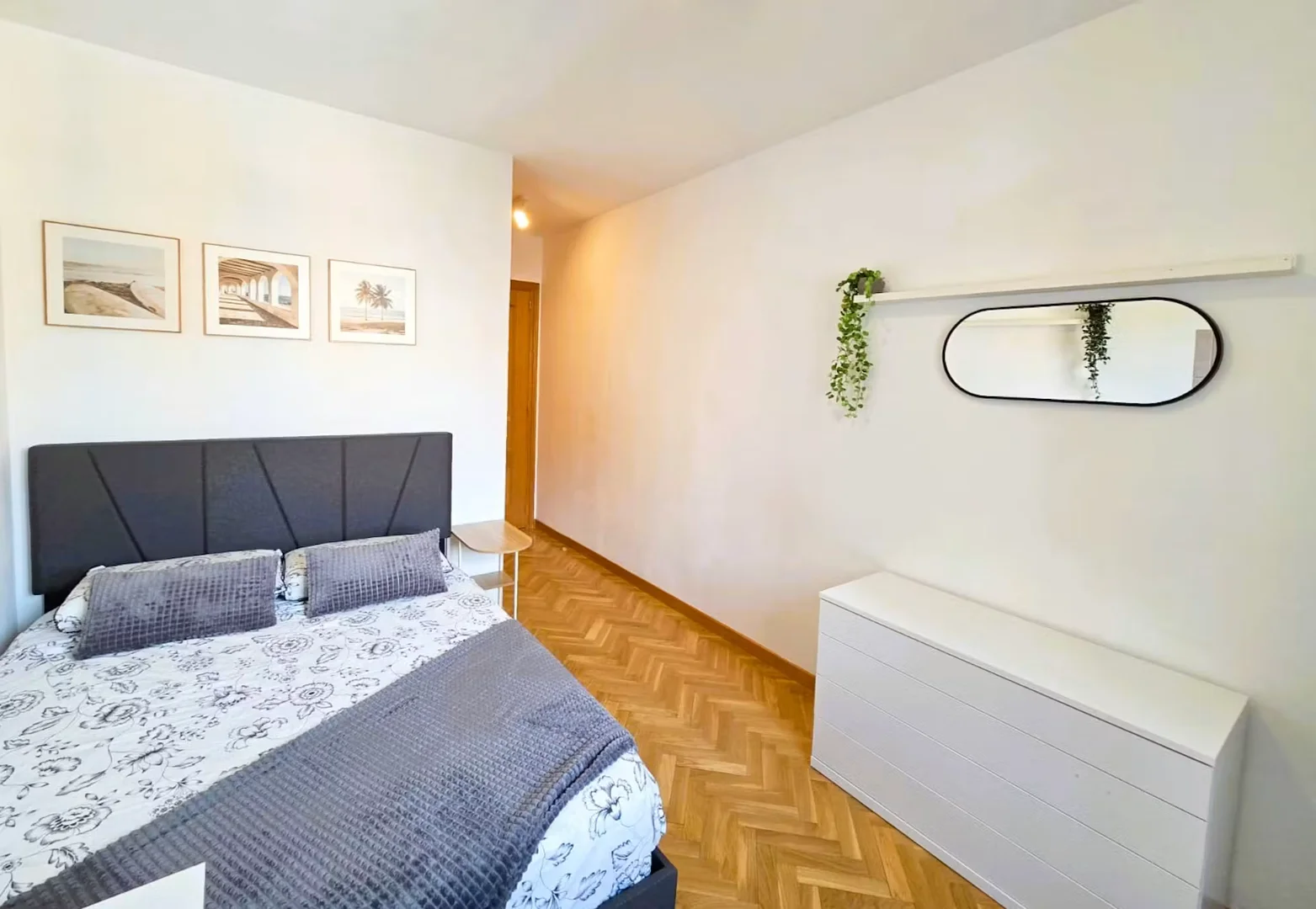 Quarto acessível para estudantes com iluminação ampla em