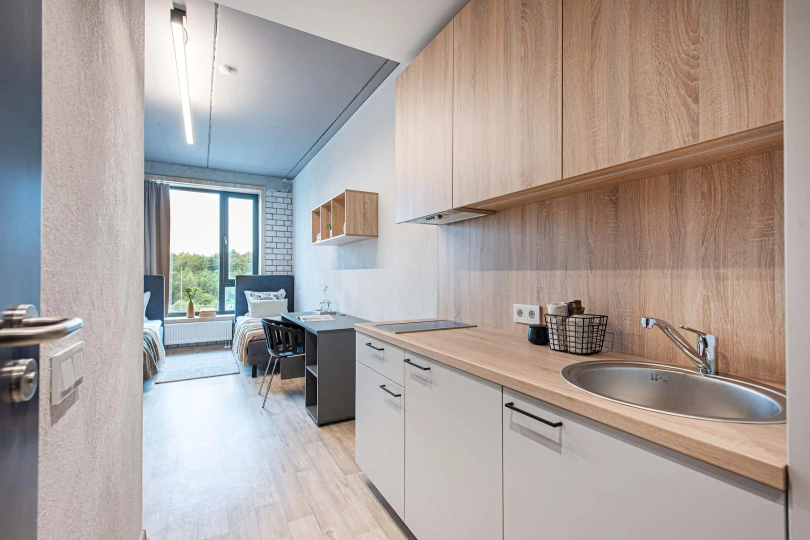 Chambre d'étudiant à  avec espace d'étude et installations communes