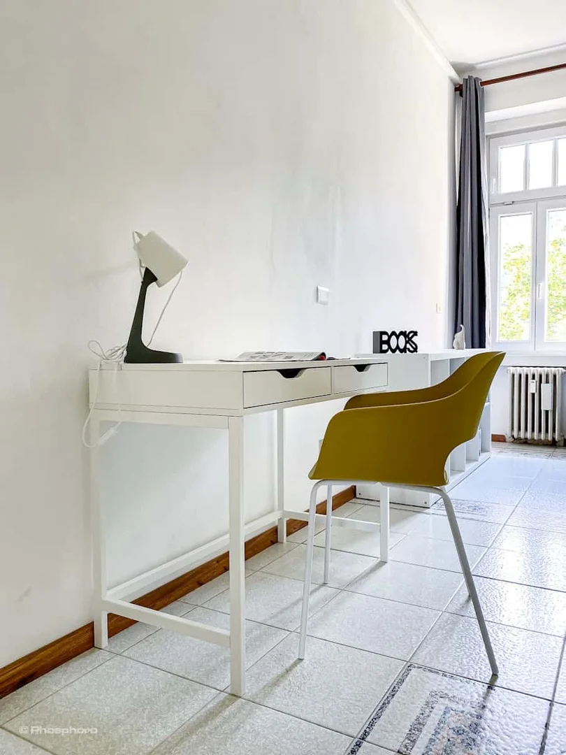 Budget-friendly student room close to campus in