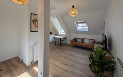 Bright private room in {area}