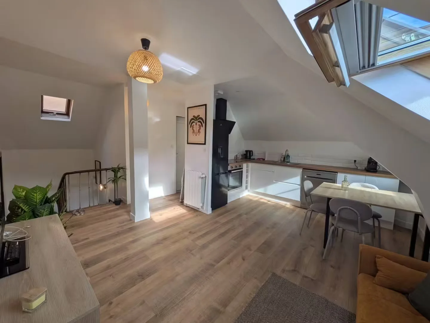 Bright and airy student room with easy university access in 
