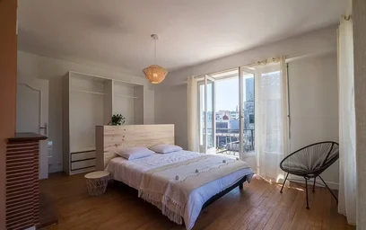 Quarto para alugar com cama de casal em {area}