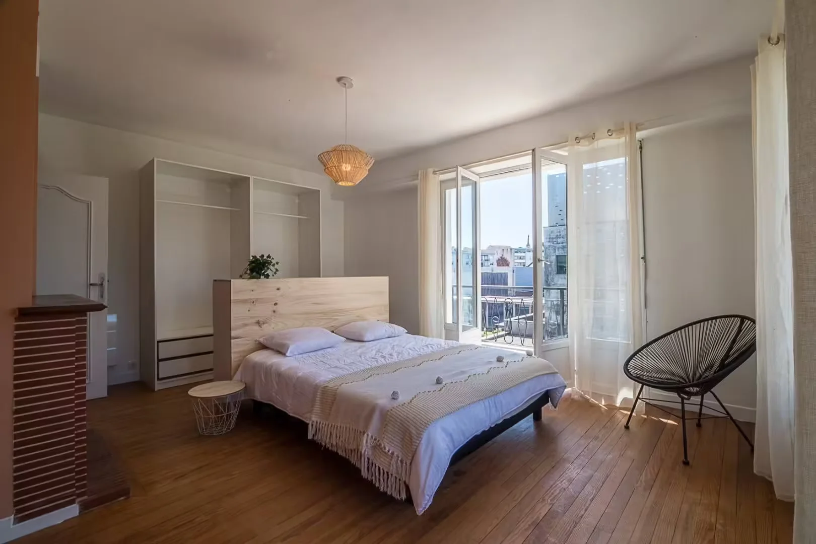 Quarto acessível para estudantes com iluminação ampla em 