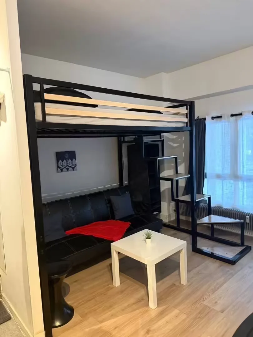 'de öğrenci dairesinde, tamamen mobilyalı kiralık oda